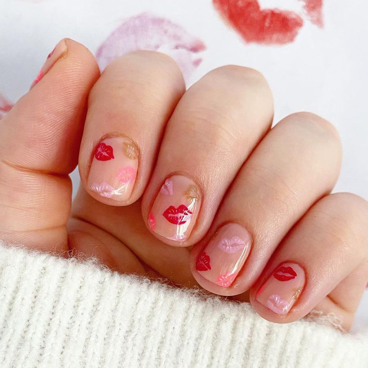 Serie de San Valentín: parches de uñas postizas con labios de colores de dibujos animados