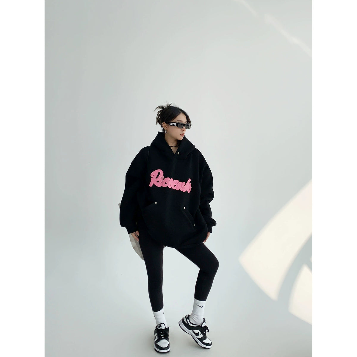 Sudadera con capucha bordada de retazos de gran tamaño