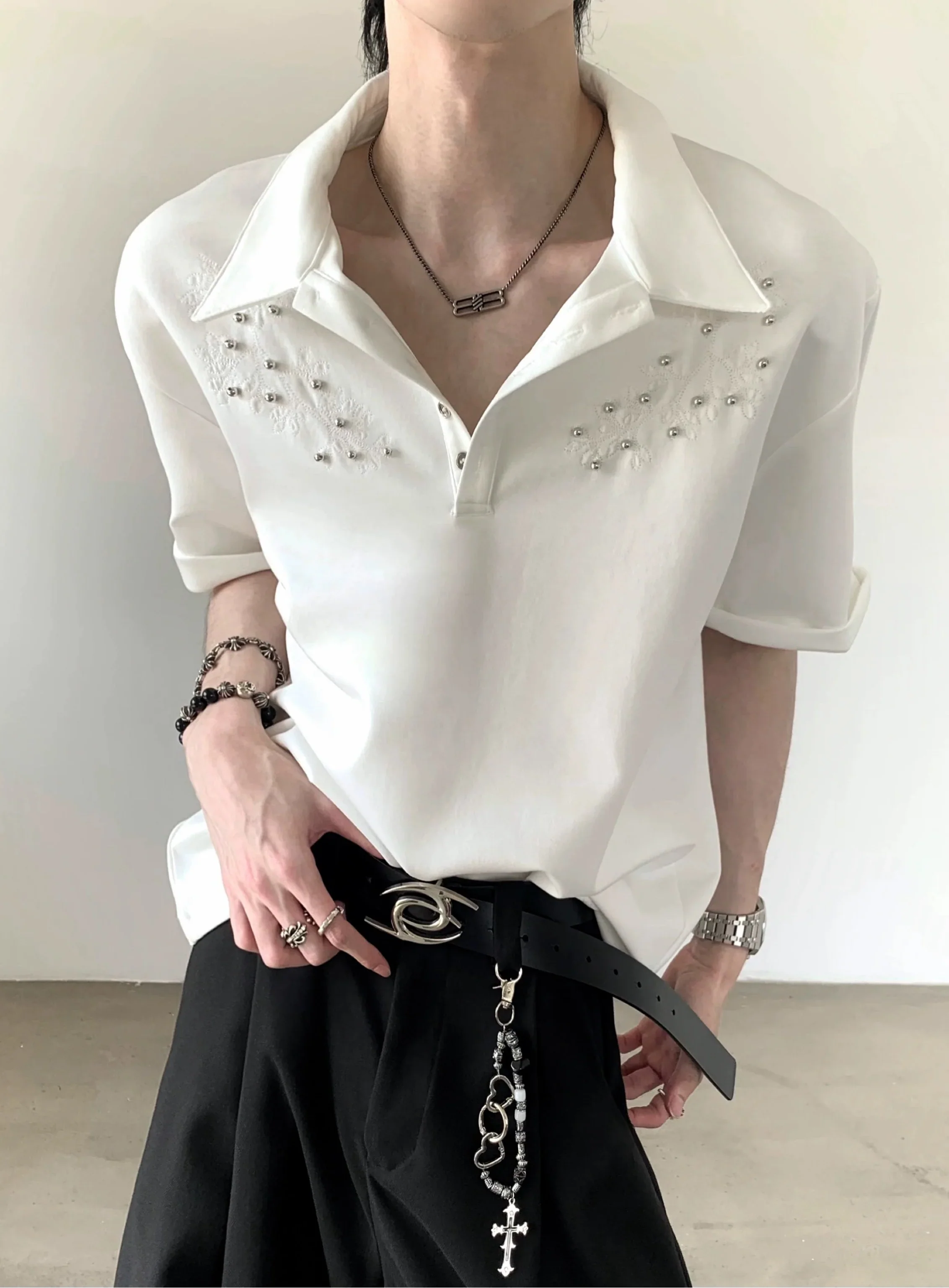 Polo de manga corta extragrande con cuello liso y diseño de tachuelas