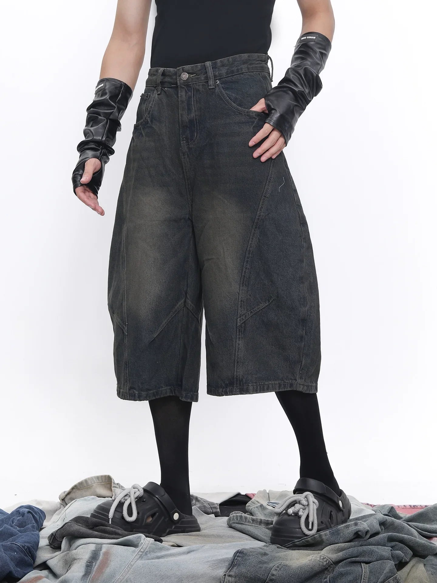 Jeans a gamba larga con design a lama curva decostruita
