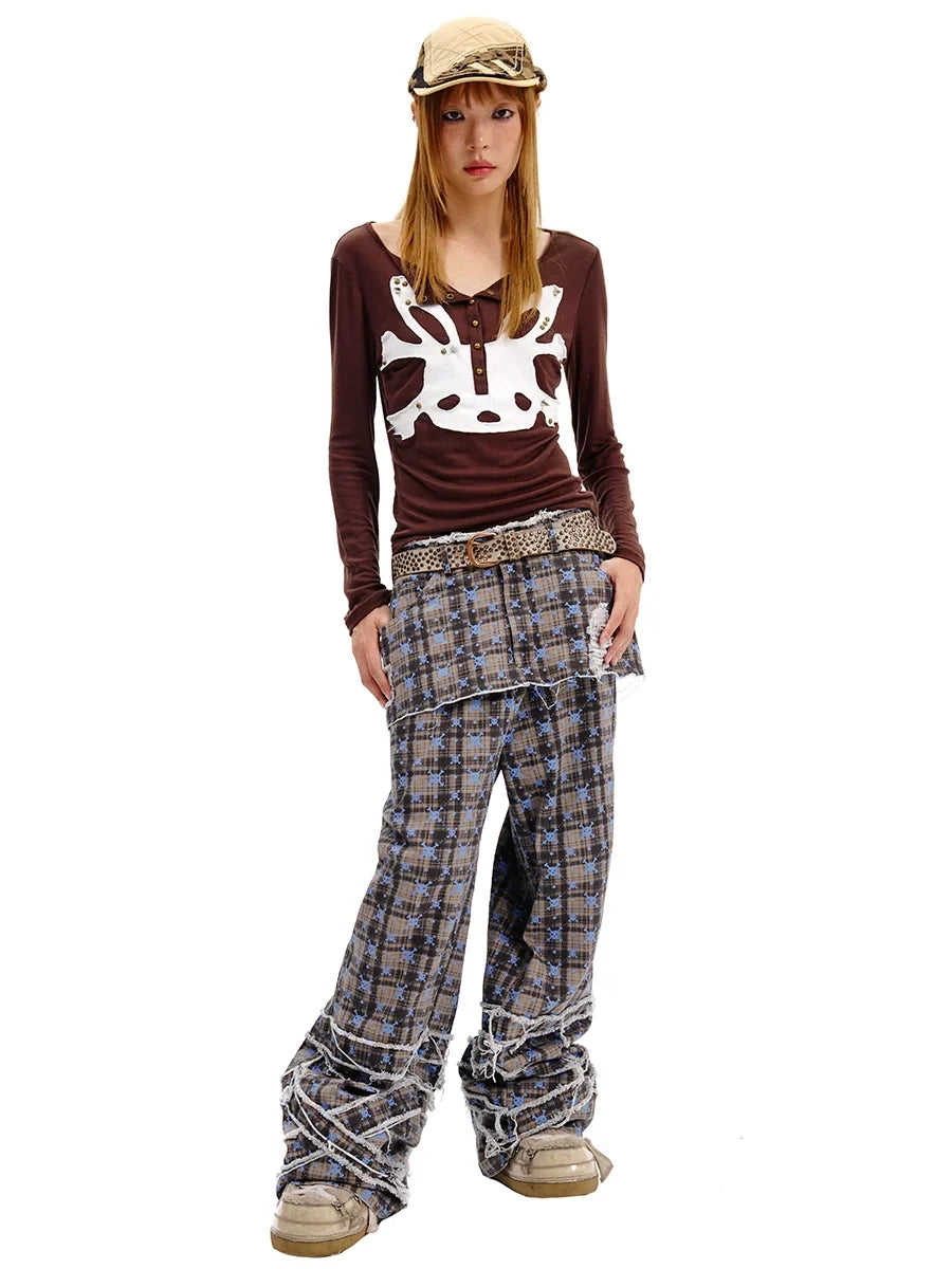 Pantalones tipo falda cruzada con estampado de calaveras y cuadros