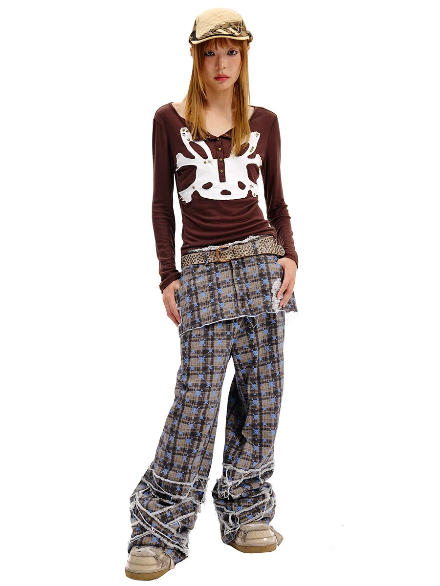 Pantalones tipo falda cruzada con estampado de calaveras y cuadros