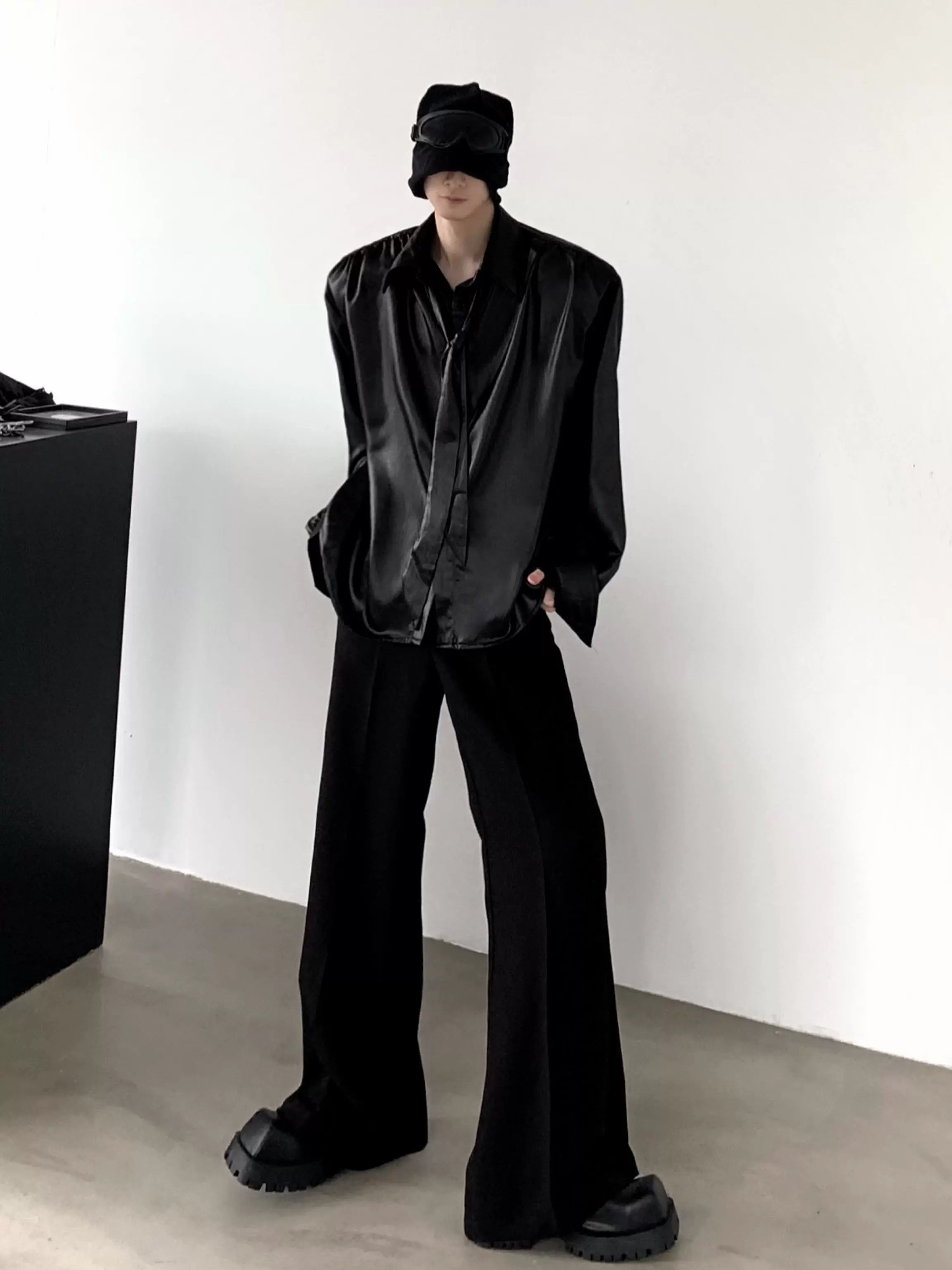 Camisa de manga larga con hombreras de seda brillante y corbata