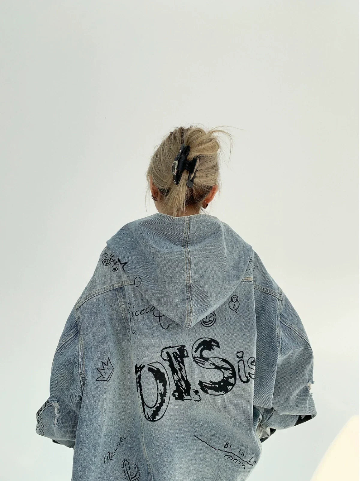Chaqueta vaquera oversize con capucha y estampado de grafiti