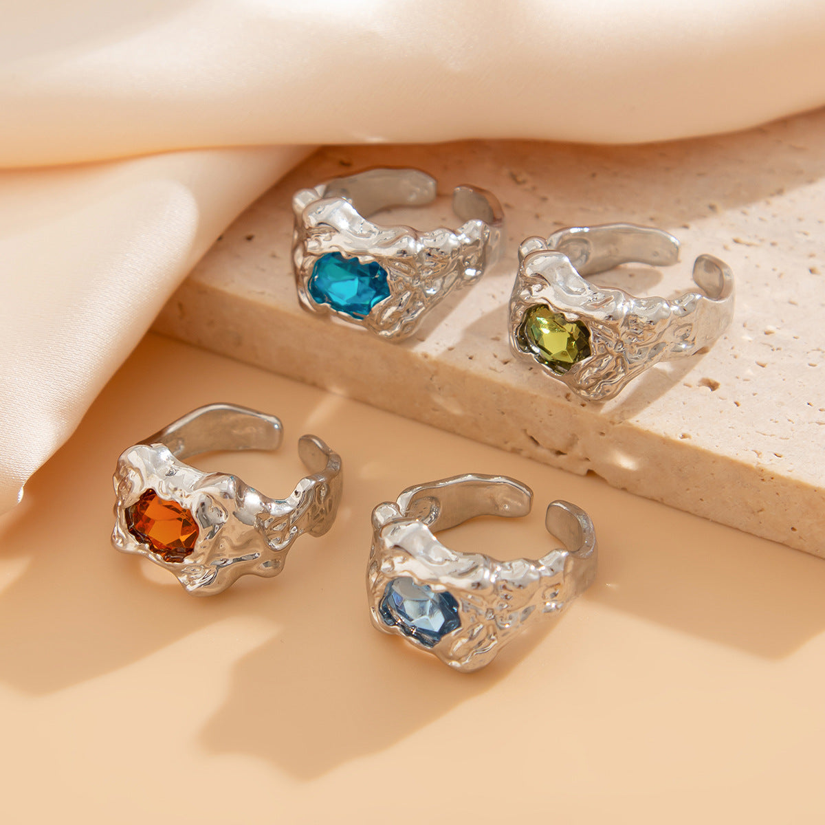 Juego de anillos con piedras preciosas repelentes