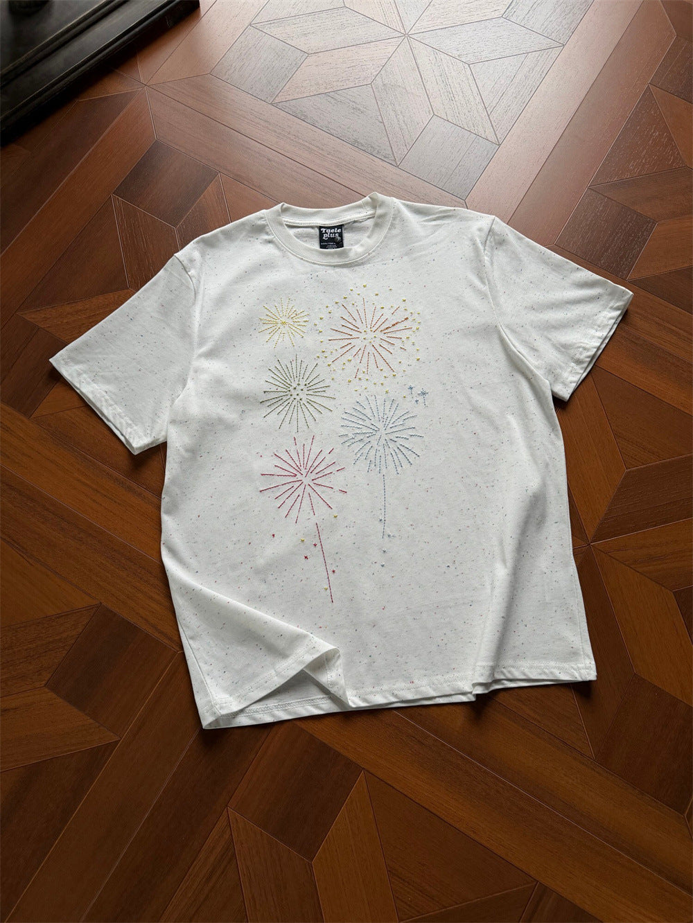 Kurzärmliges T-Shirt mit gesprenkelten Feuerwerksmotiven