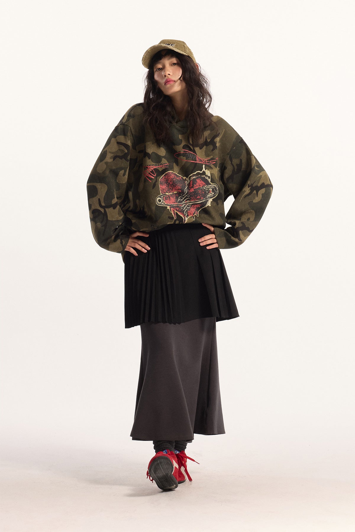 Sudadera con capucha de camuflaje con corazón perforado