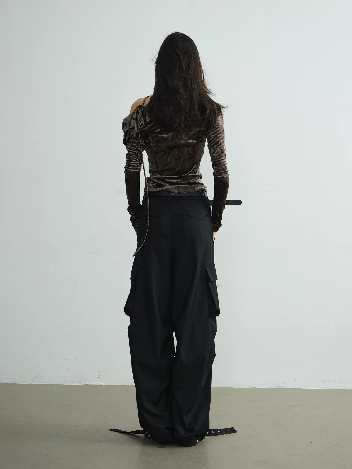 Blusa de terciopelo brillante con hombros descubiertos y manga larga