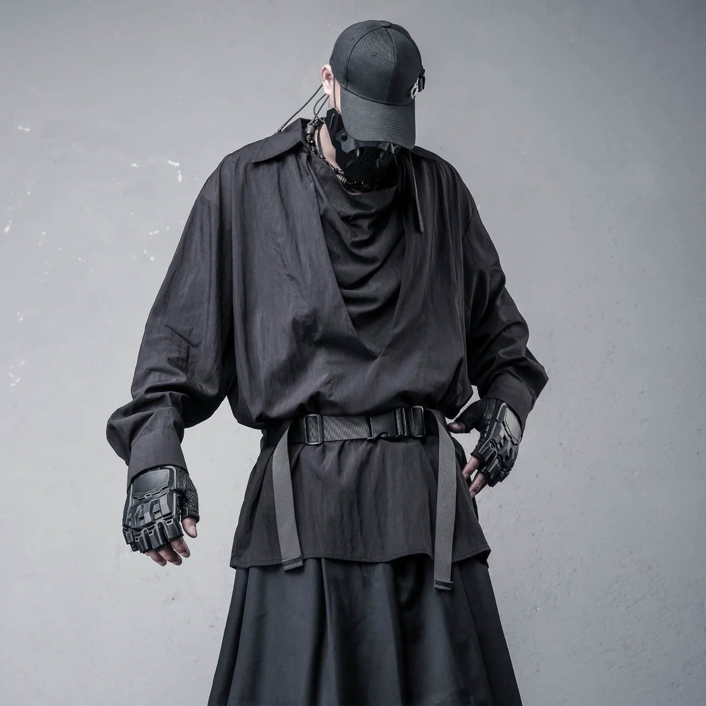 Camicia a maniche lunghe con collo alto drappeggiato e finto strato e marsupio multitasche funzionale