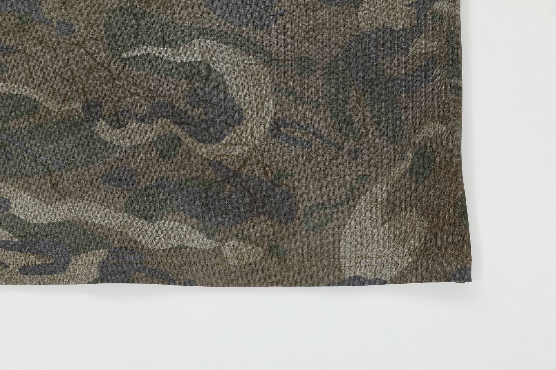 T-shirt ample imprimé camouflage avec autocollants