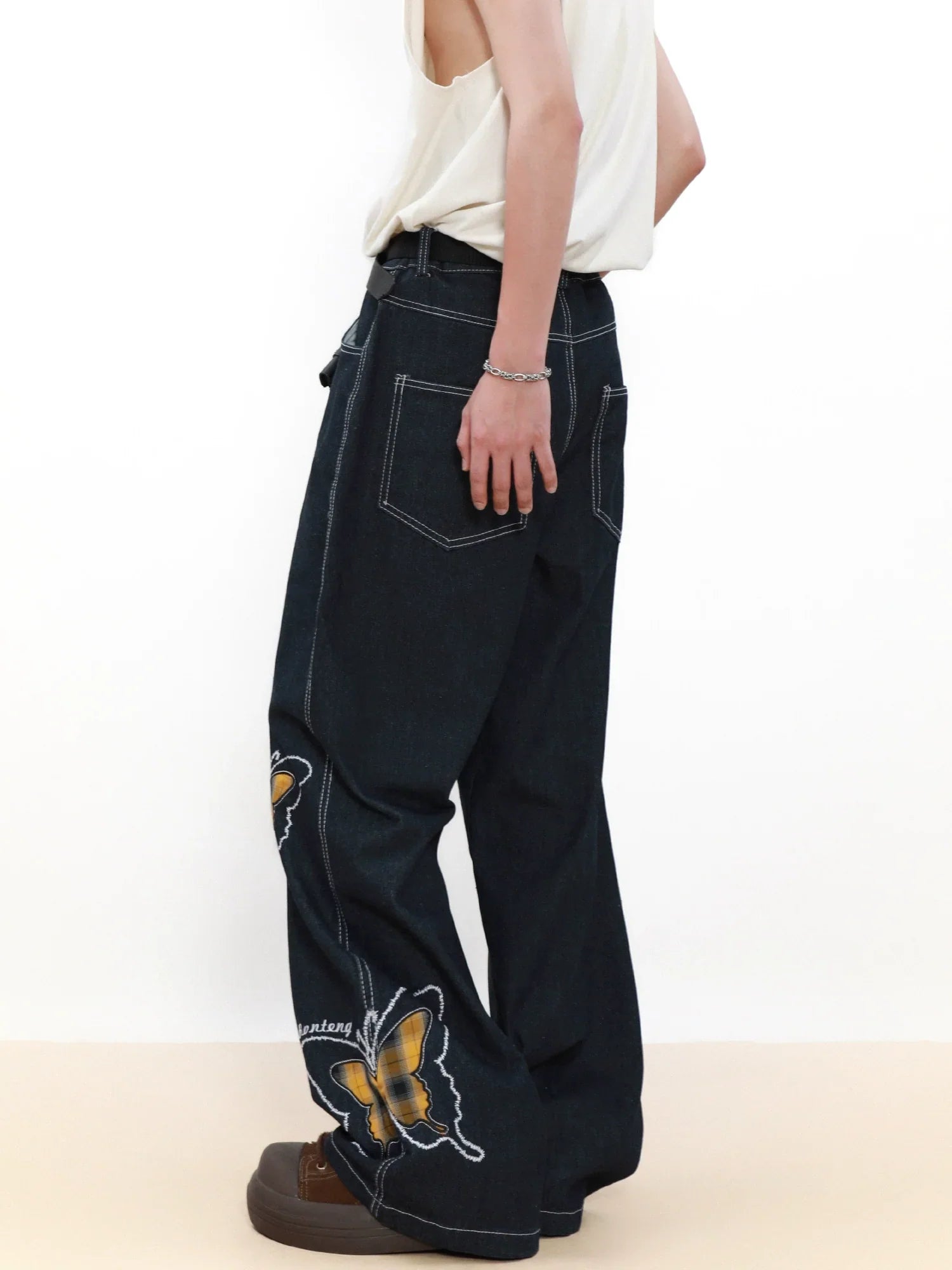 Jean droit en denim avec broderie papillon
