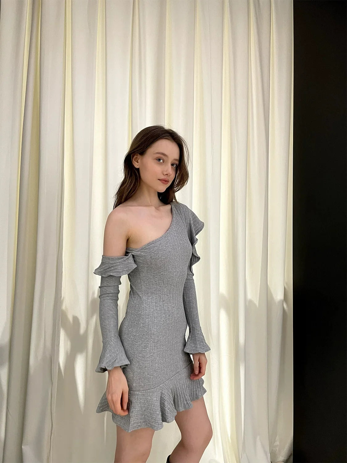 Robe en tricot à épaule dénudée avec volants