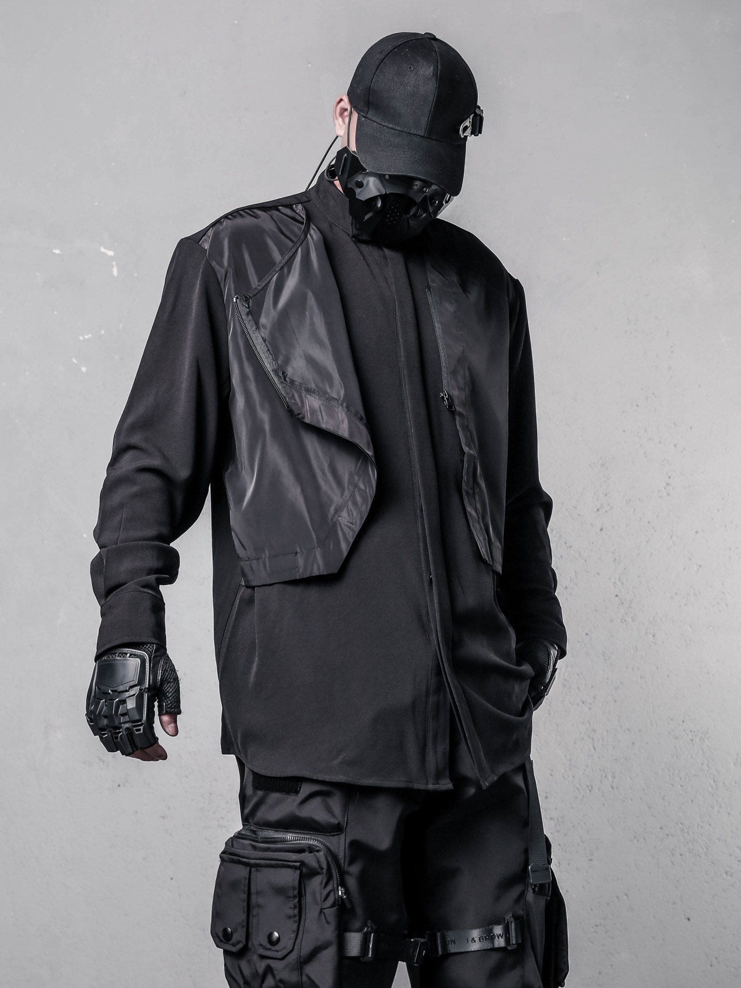 Camicia a maniche lunghe con collo alto a strati irregolari e finti