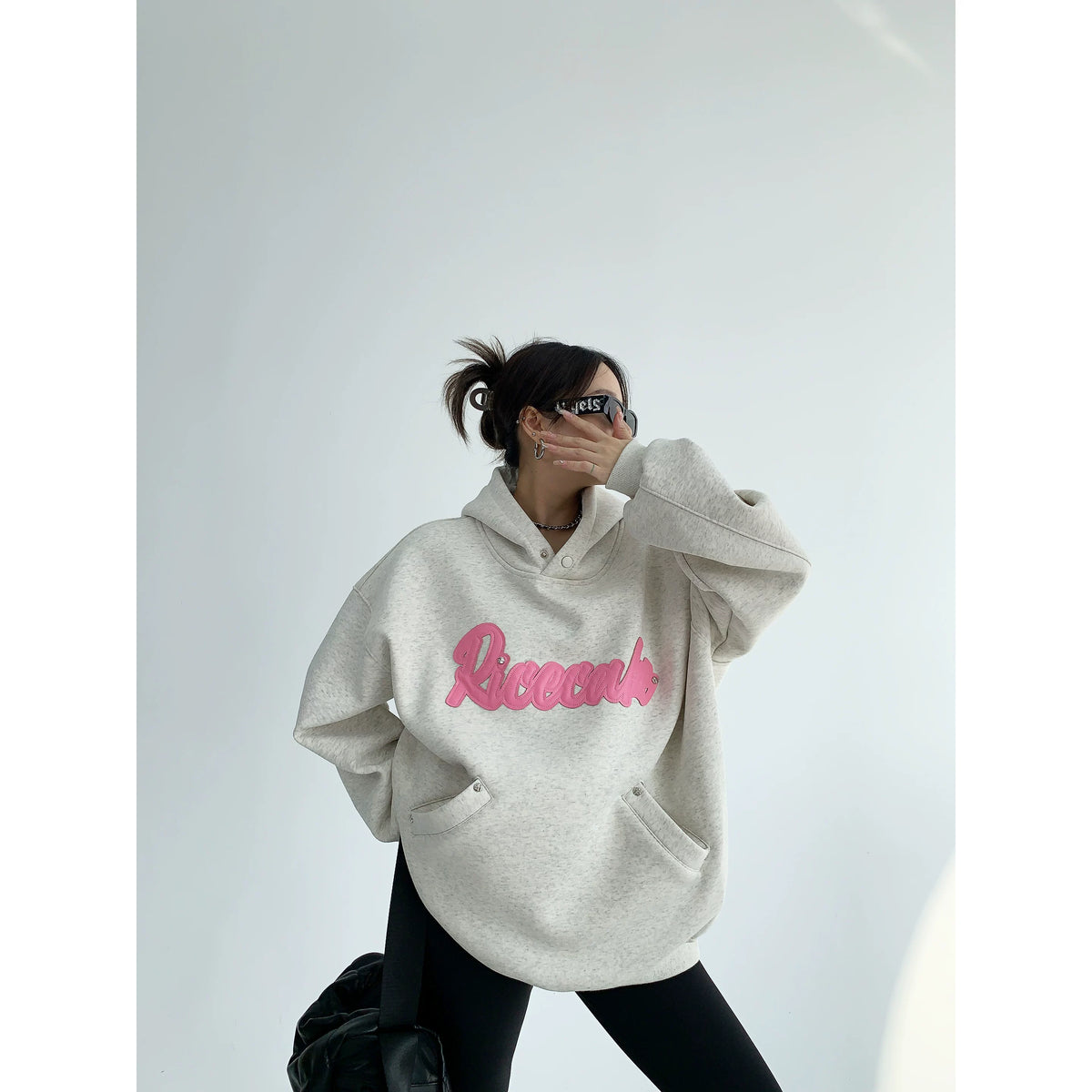Sudadera con capucha bordada de retazos de gran tamaño