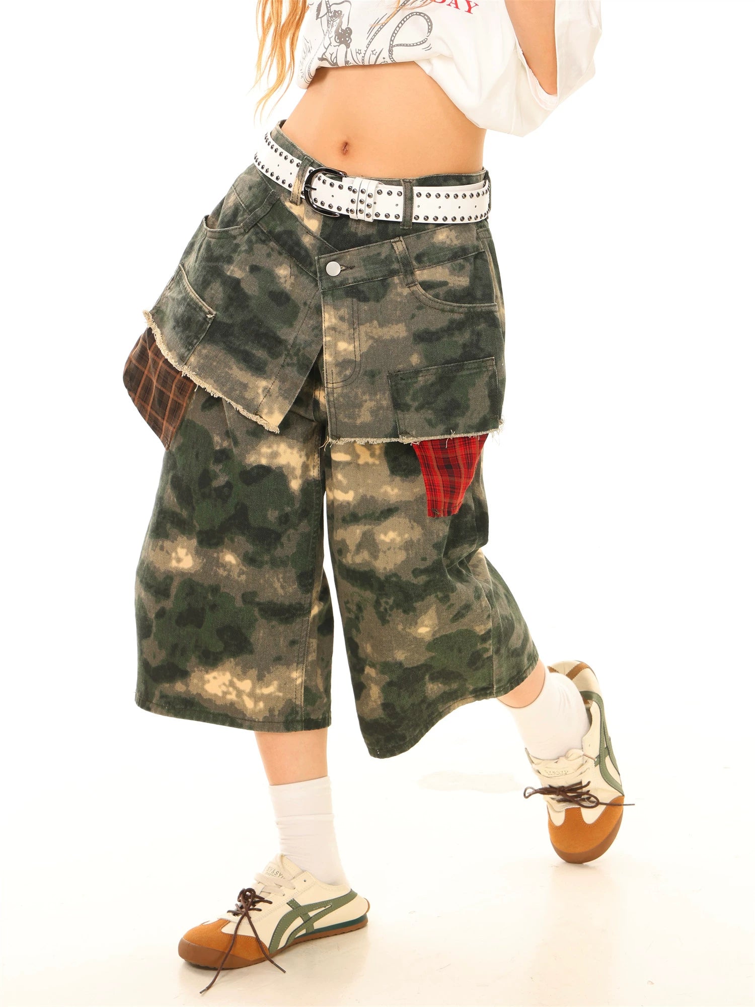 Jorts camouflage à coutures rouges