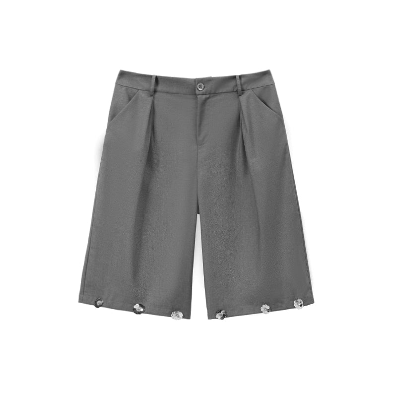 Pantaloncini a gamba larga con design plissettato, decorati con paillettes e perline a fantasia floreale.