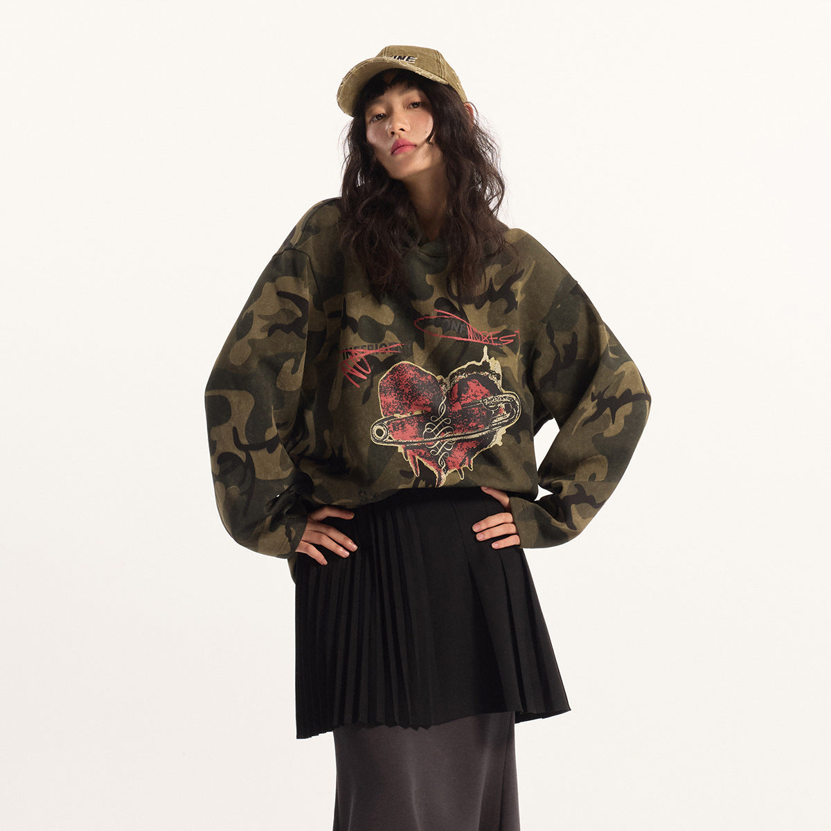Sudadera con capucha de camuflaje con corazón perforado