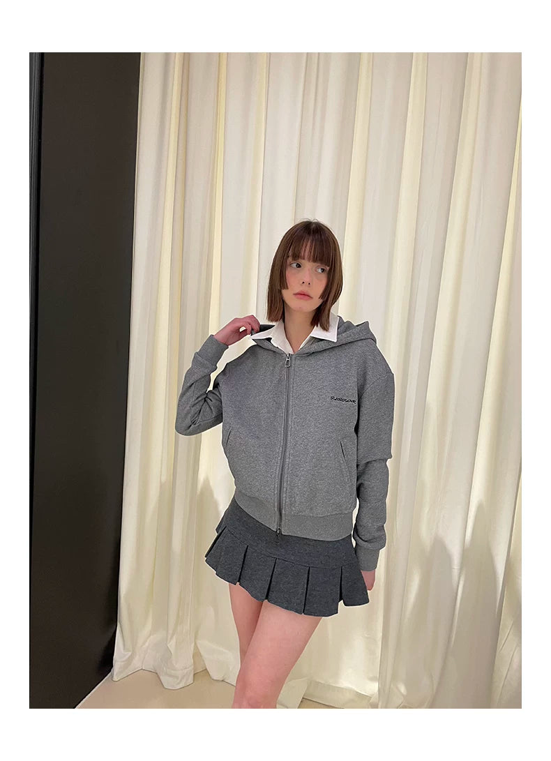 Sudadera con cremallera y falda corta plisada