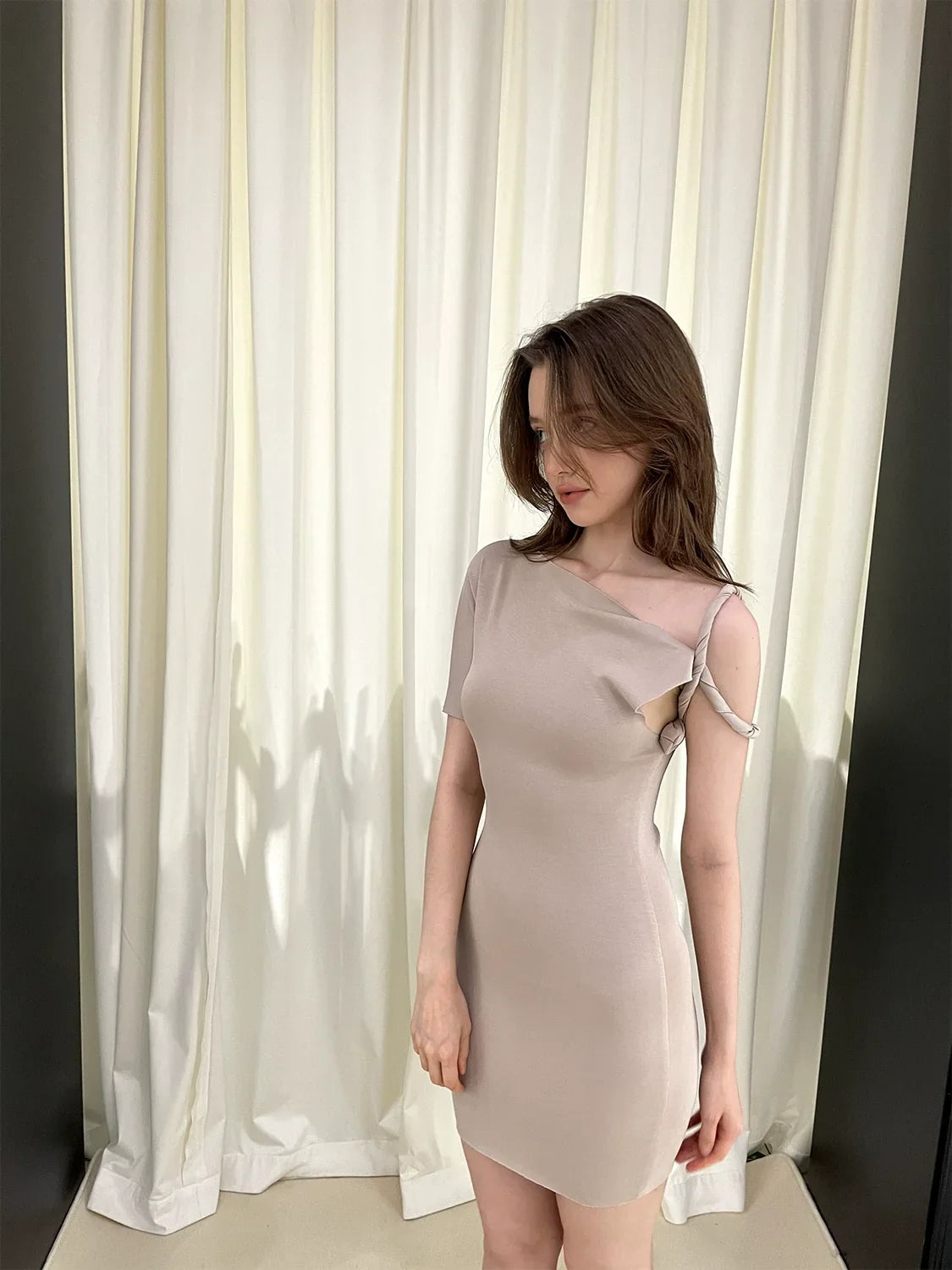 Vestido ajustado de un solo hombro