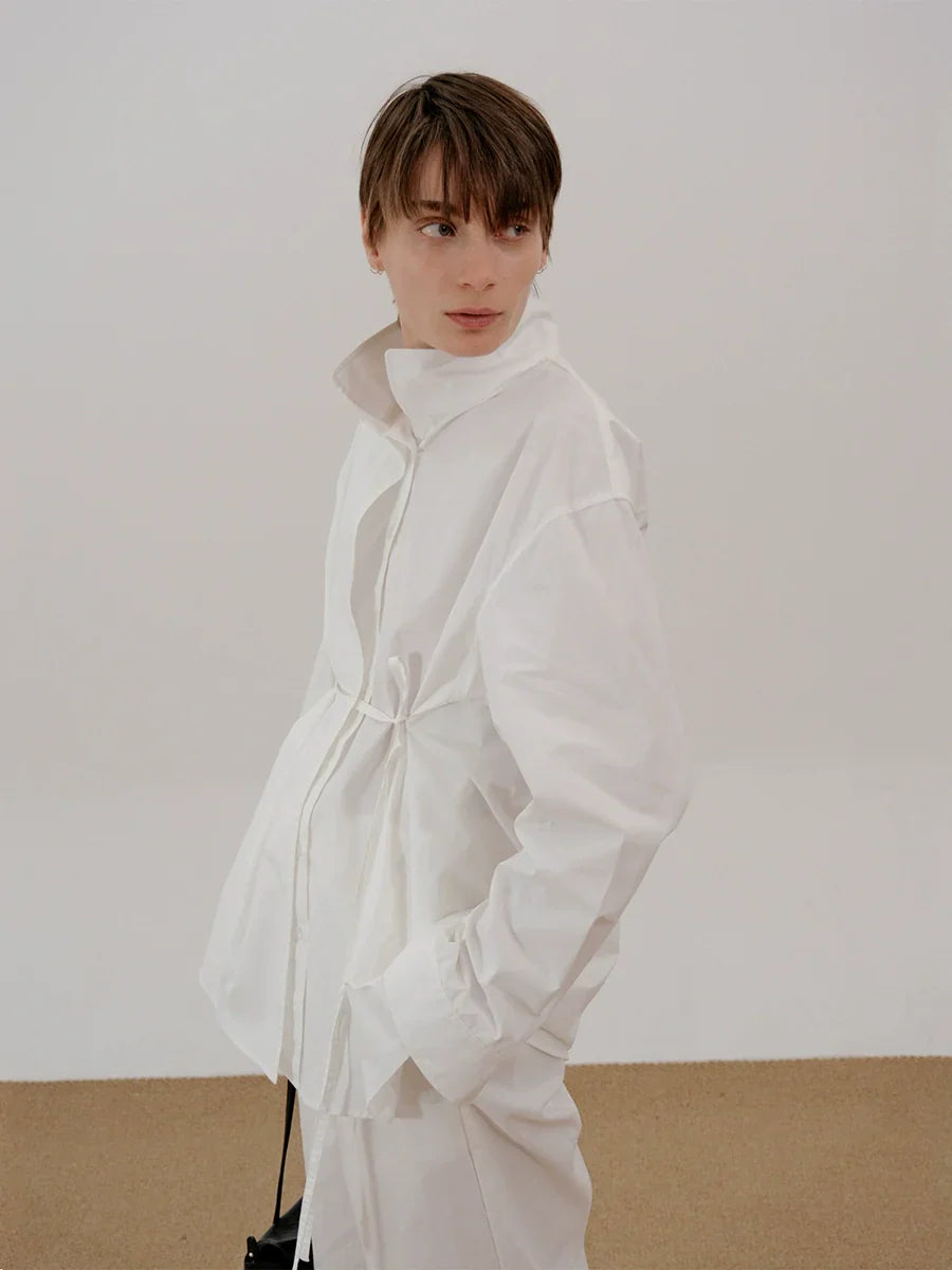 Camicia a maniche lunghe con collo alto e cintura