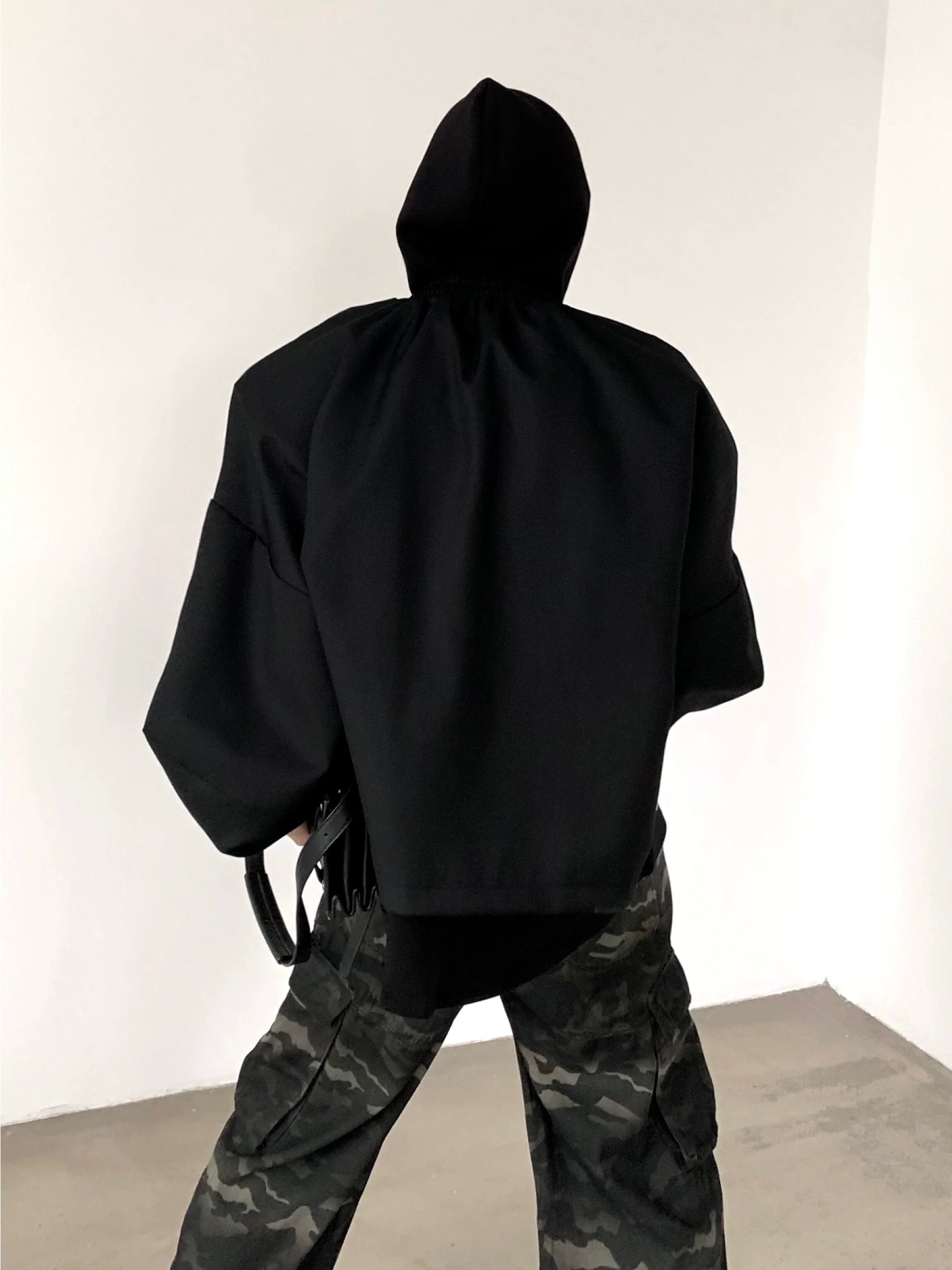 Chaqueta con capucha y hombreras de silueta ancha.