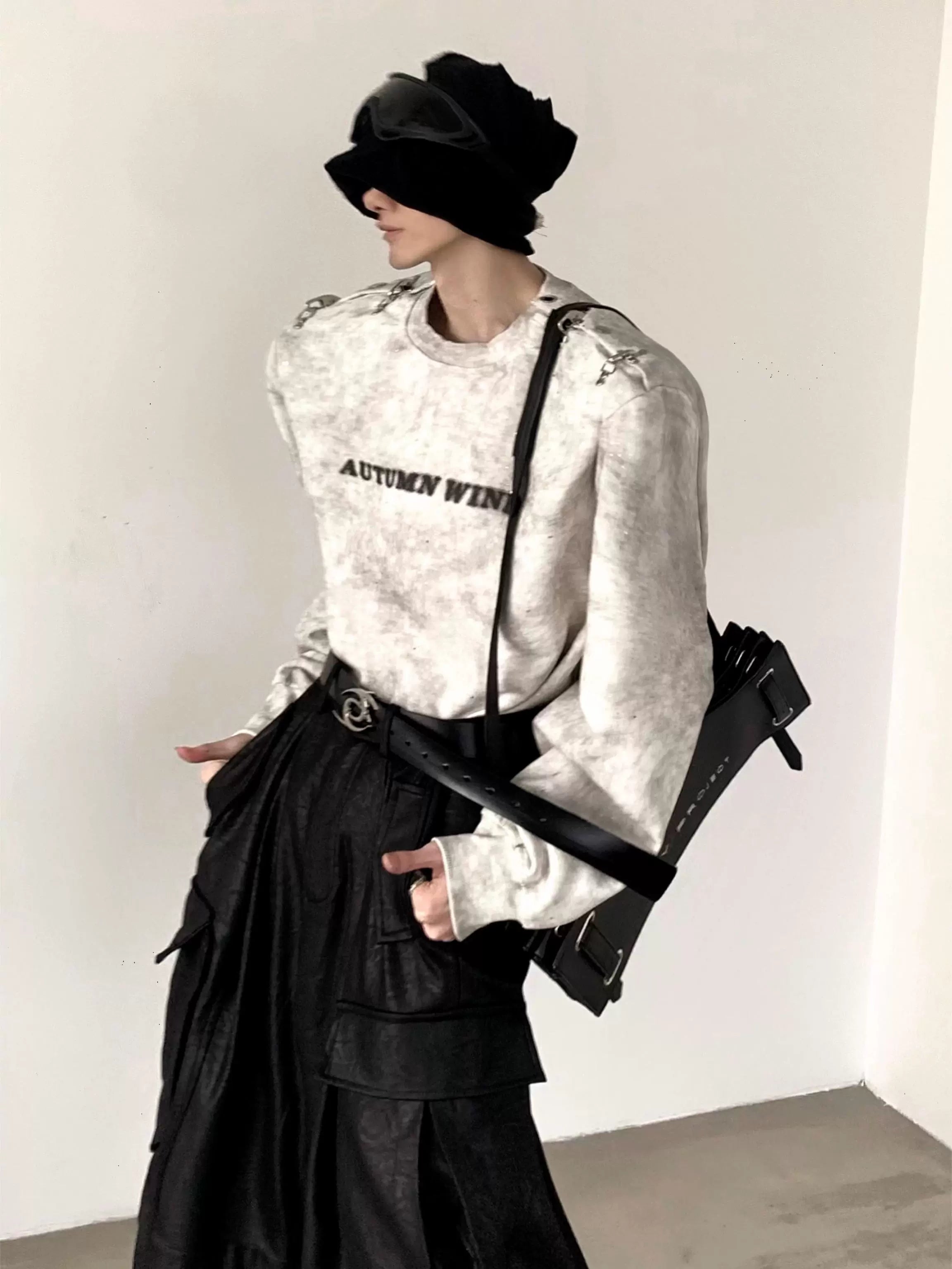 Metallic Design Shoulder Pad Sweatshirt