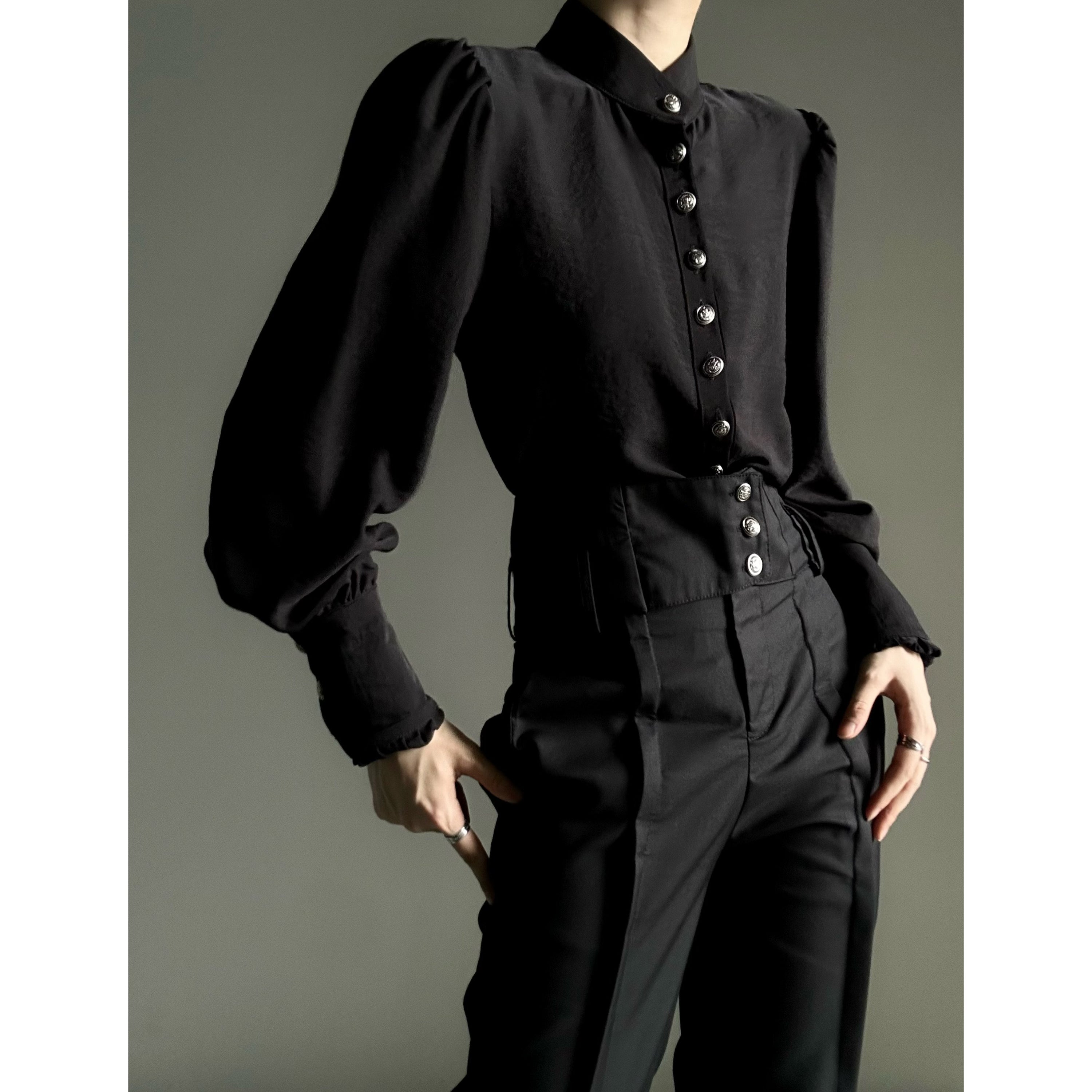 Camicia a maniche lunghe con colletto rialzato e design drappeggiato
