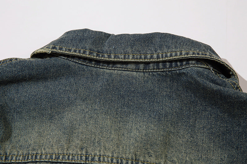 Veste courte en jean avec boucle en métal papillon
