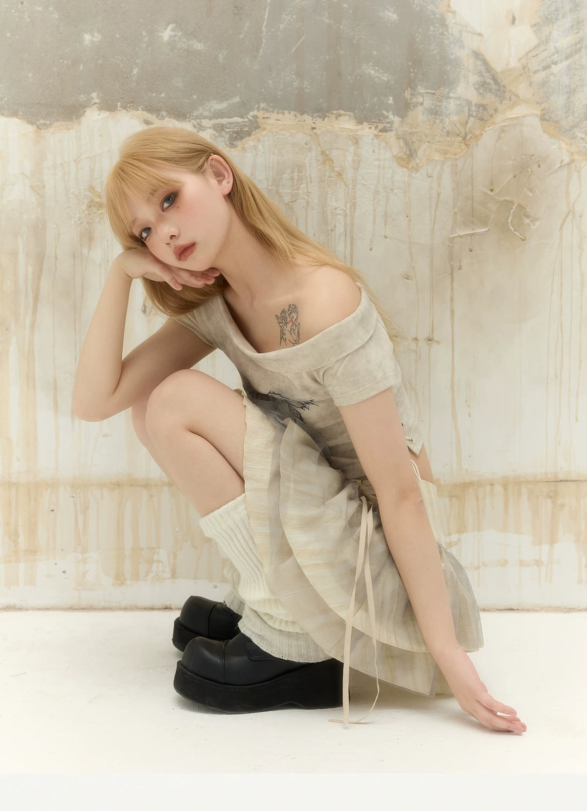 Ballet Mesh Layered Low-Waist Tie-Up Ruffled Skirt ＆ Off-Shoulder Print Short Sleeve T-Shirt