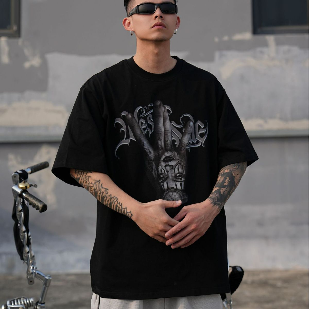 Camiseta con gráfico de gestos de la Costa Oeste
