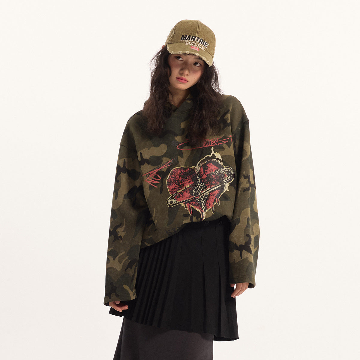 Sudadera con capucha de camuflaje con corazón perforado
