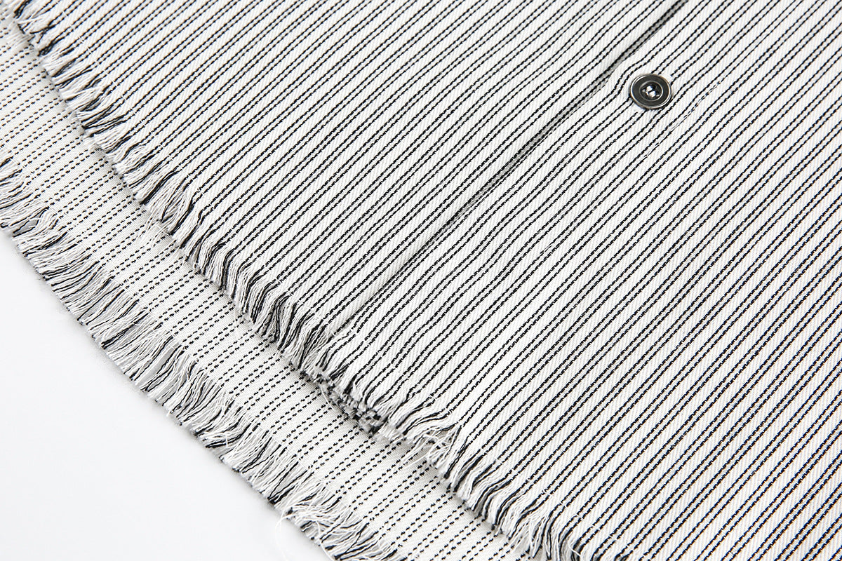 Camicia a maniche lunghe sfilacciata con stampa grafica a righe