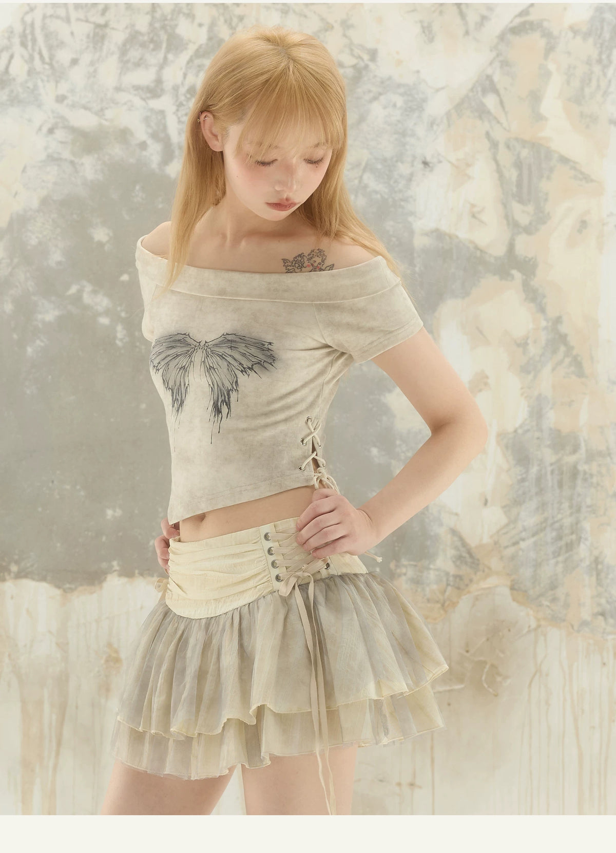 Ballet Mesh Layered Low-Waist Tie-Up Ruffled Skirt ＆ Off-Shoulder Print Short Sleeve T-Shirt