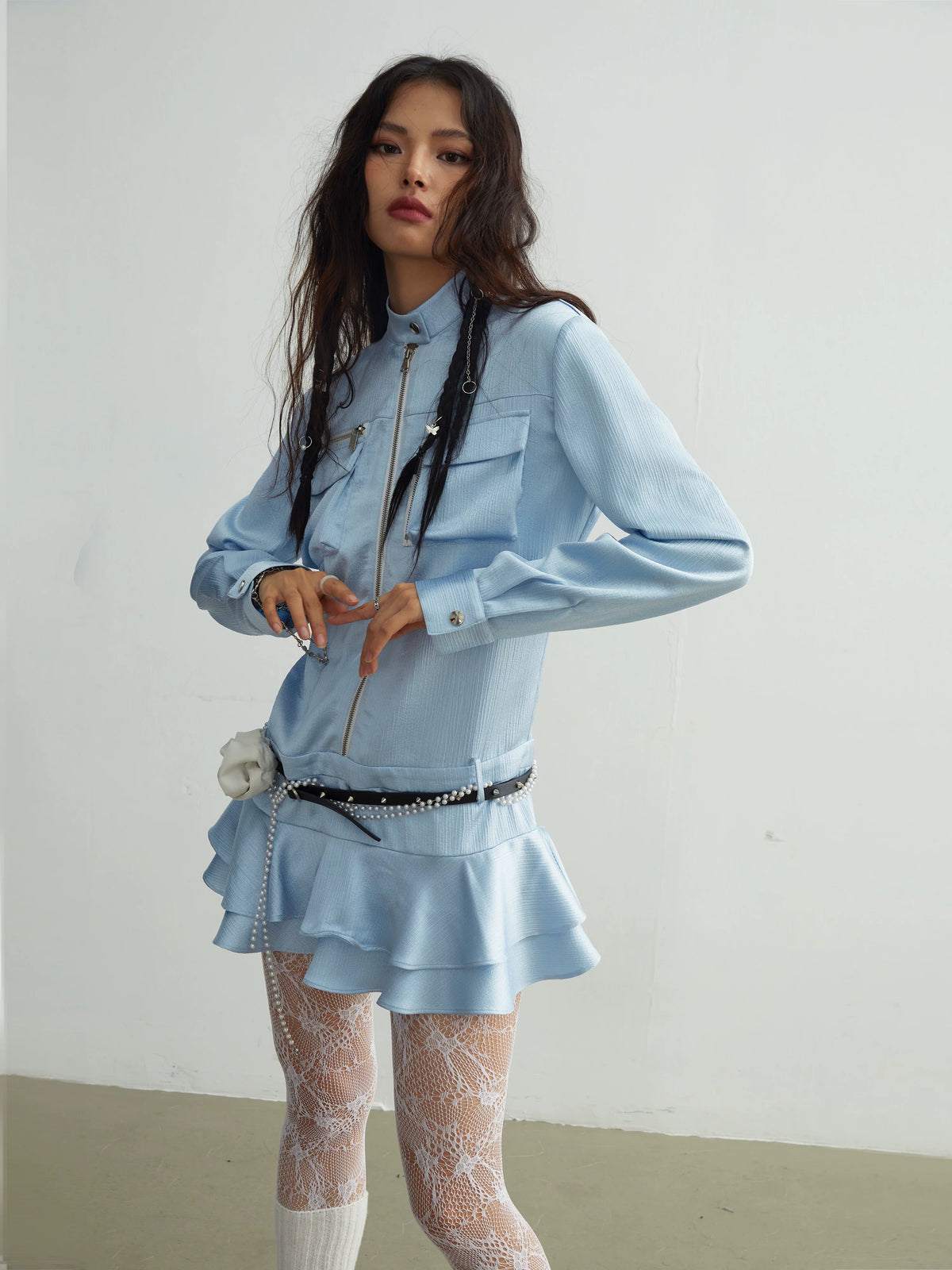 Vestido corto de satén de manga larga