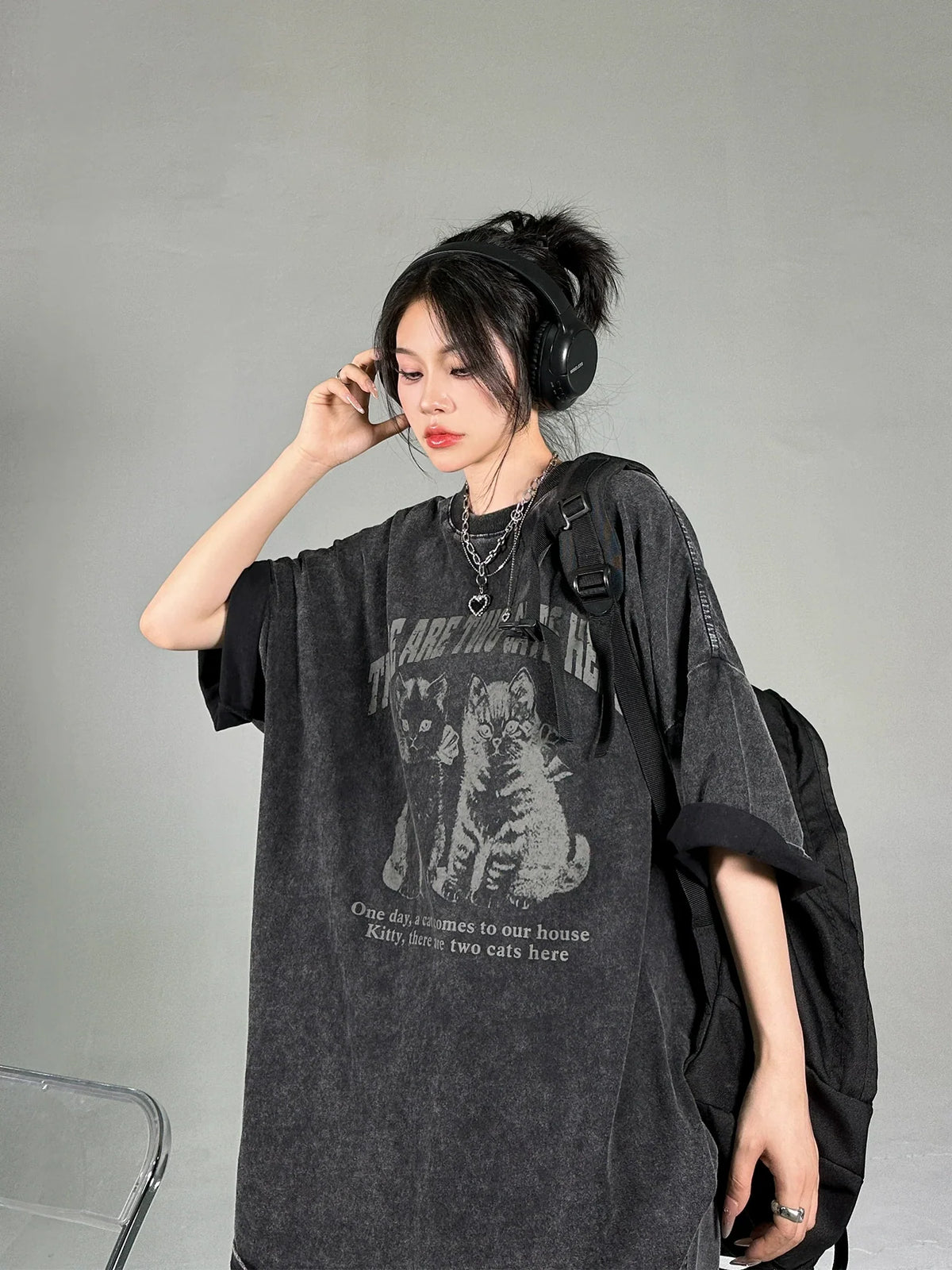 Camiseta de manga corta con estampado de gato lavado
