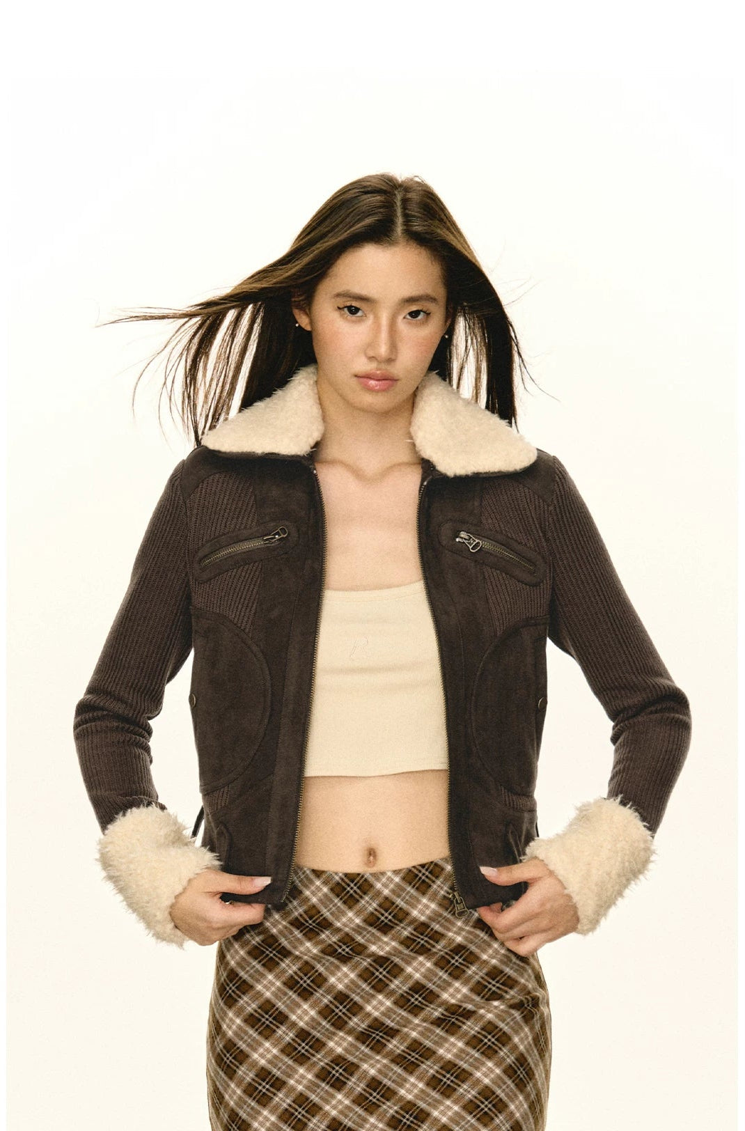 Chaqueta corta de ante con cuello de piel
