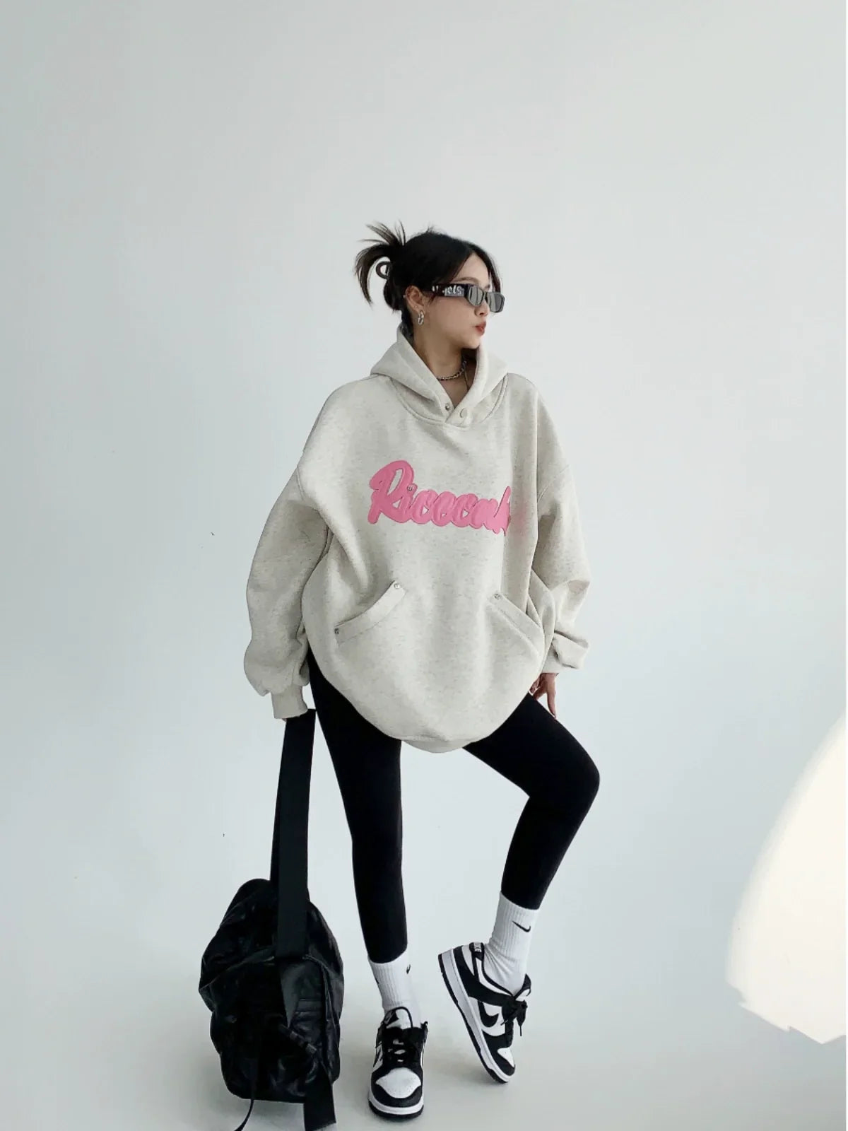 Sudadera con capucha bordada de retazos de gran tamaño