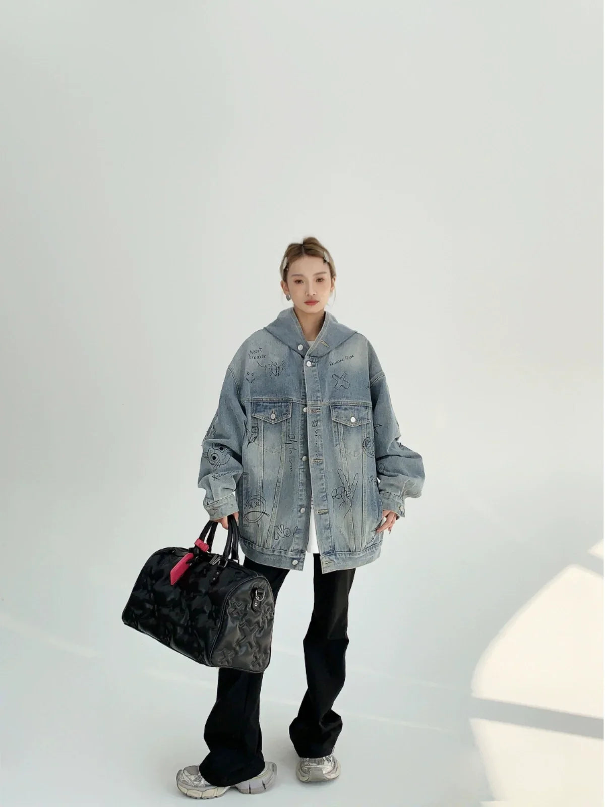 Chaqueta vaquera oversize con capucha y estampado de grafiti