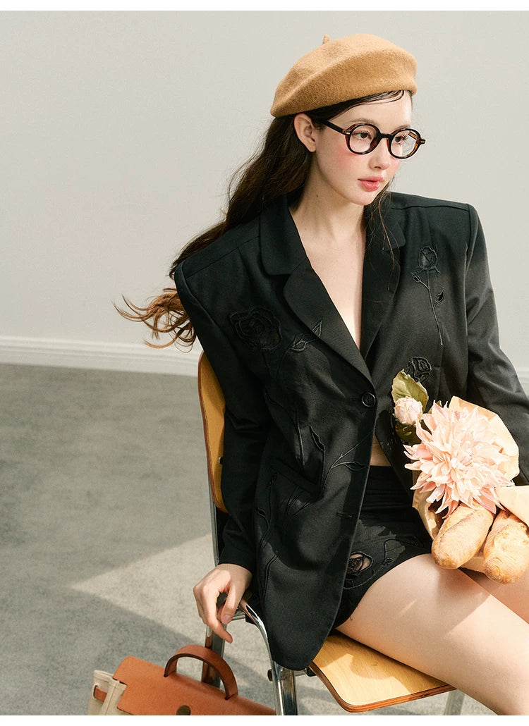 Ensemble veste ajourée et jupe courte à broderie rose
