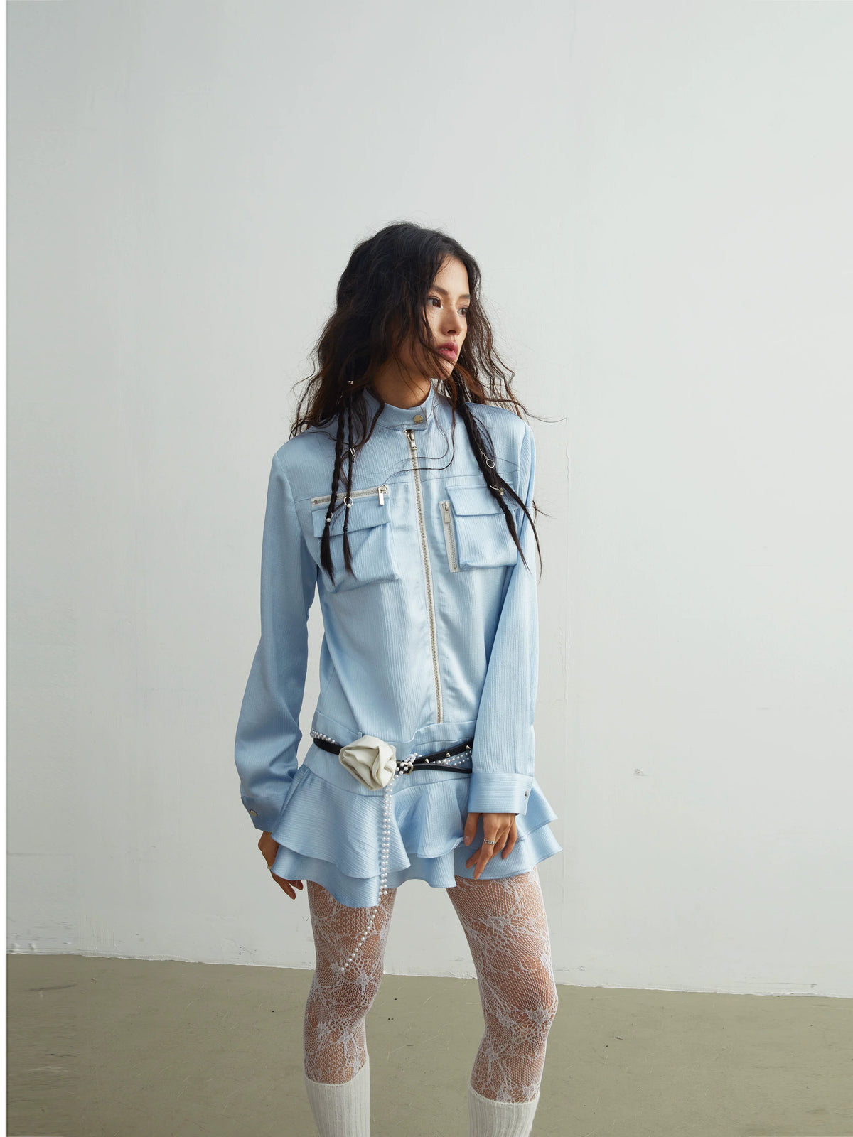 Vestido corto de satén de manga larga