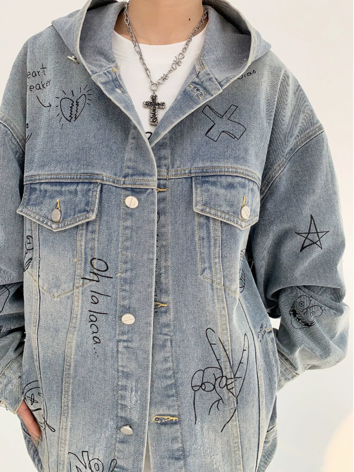 Chaqueta vaquera oversize con capucha y estampado de grafiti