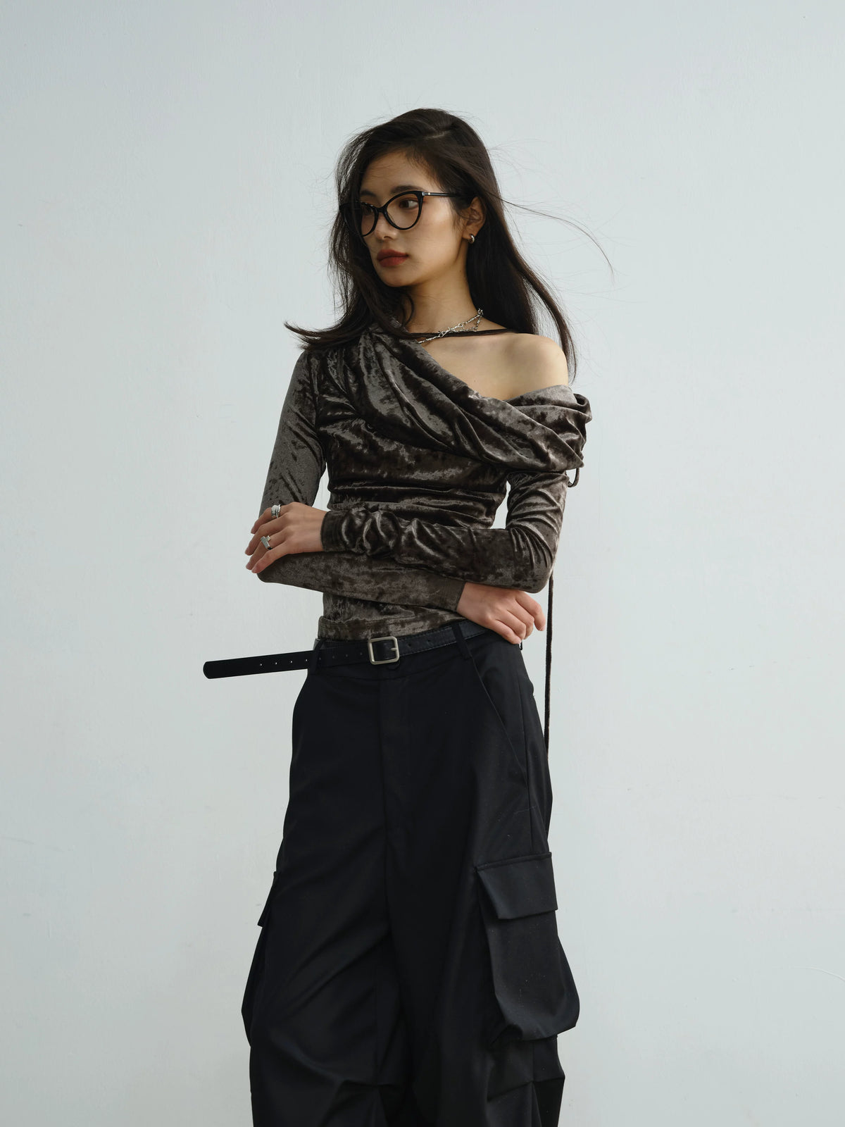 Blusa de terciopelo brillante con hombros descubiertos y manga larga