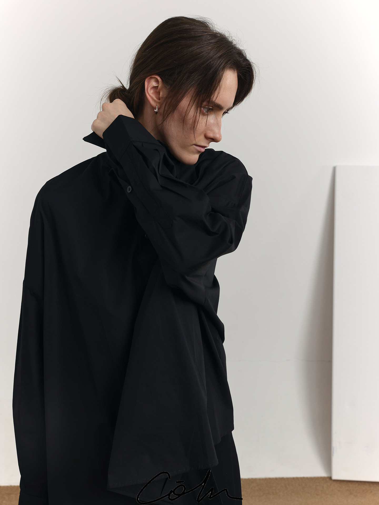 Camicia oversize a maniche lunghe con orlo curvo