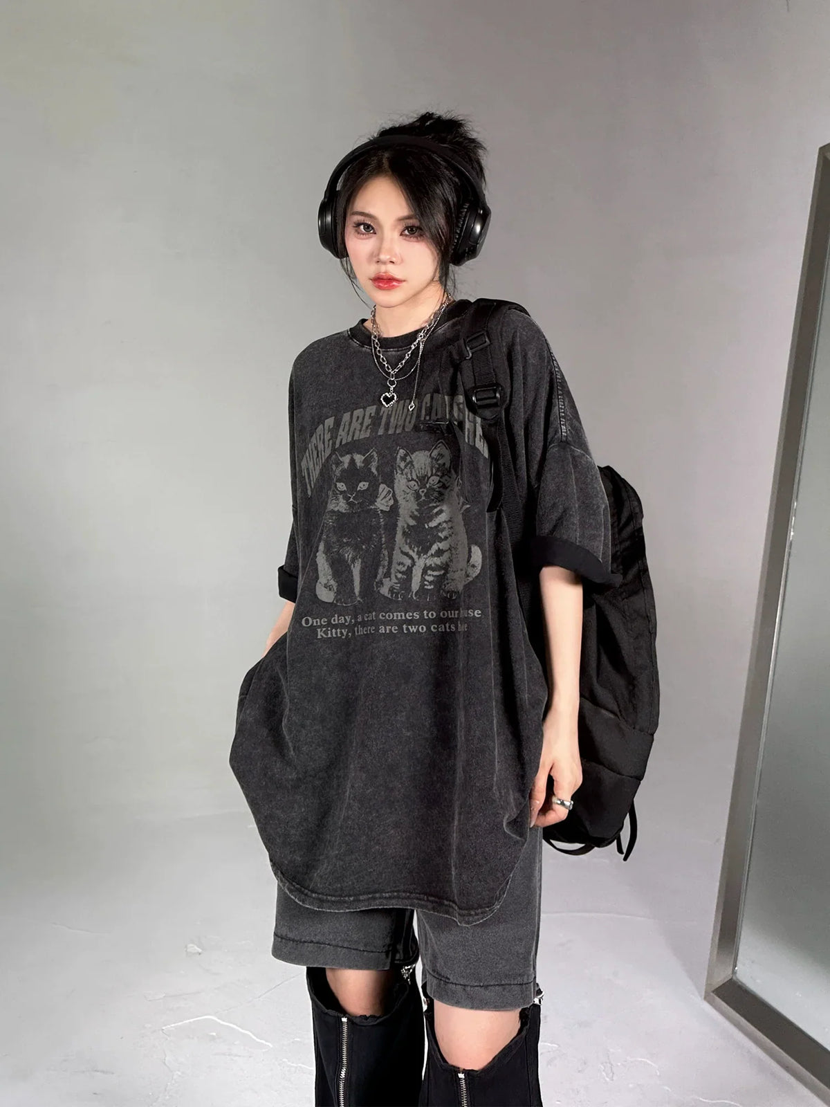 Camiseta de manga corta con estampado de gato lavado