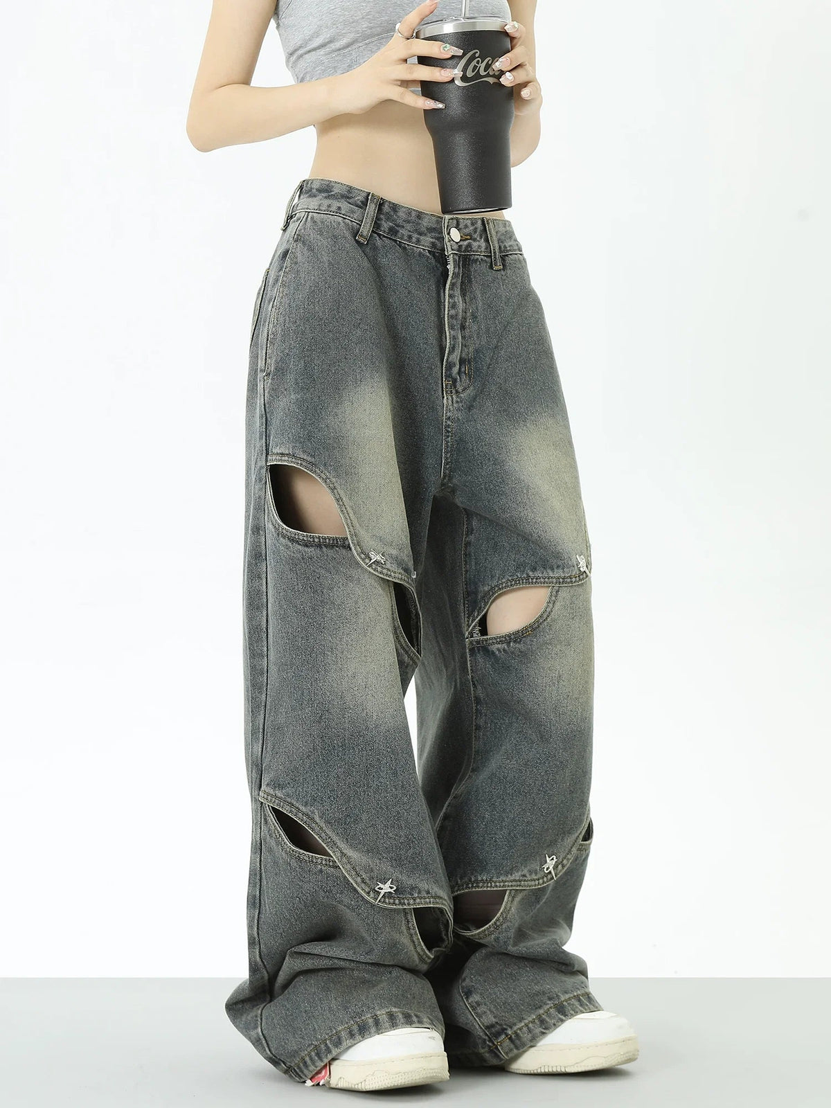 Jean en jean avec décoration à boutons métalliques et design ajouré