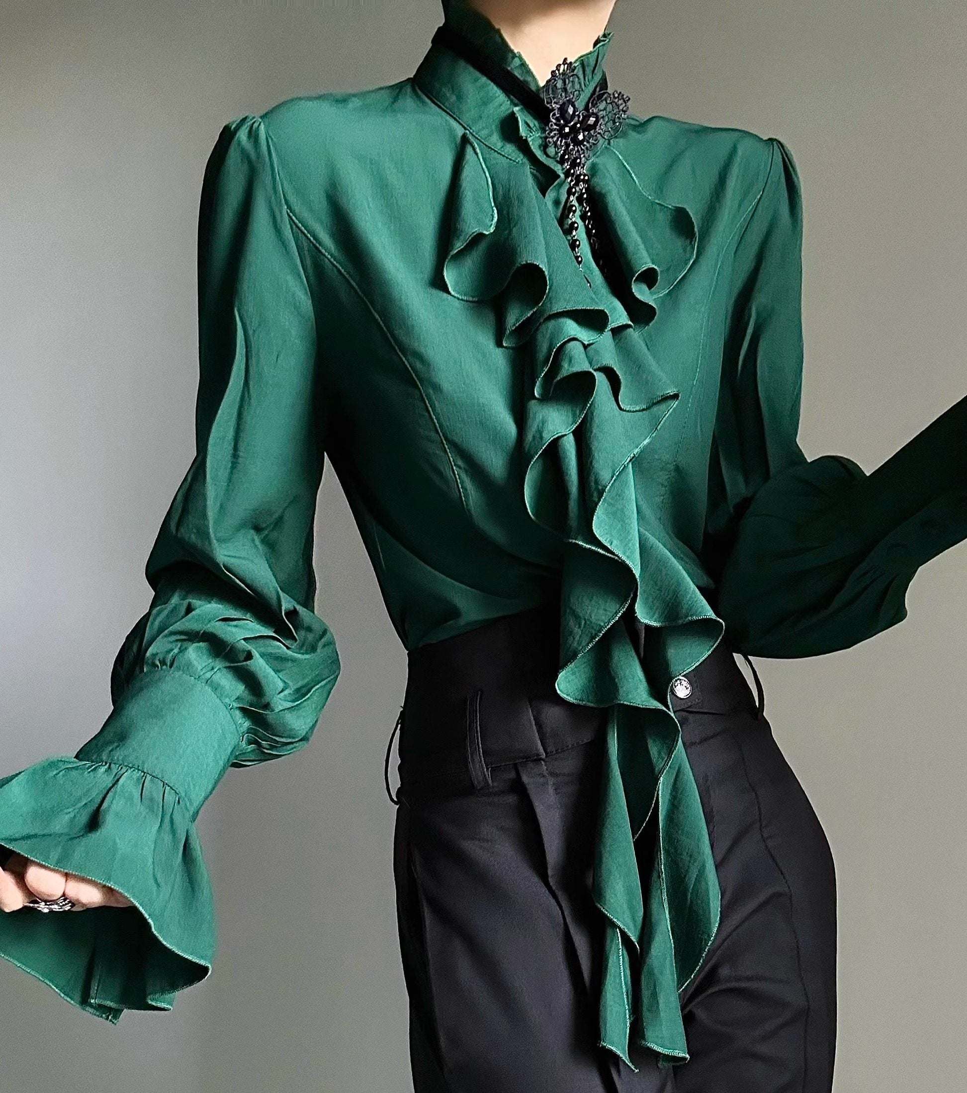 Camicia a maniche lunghe con volant e colletto rialzato