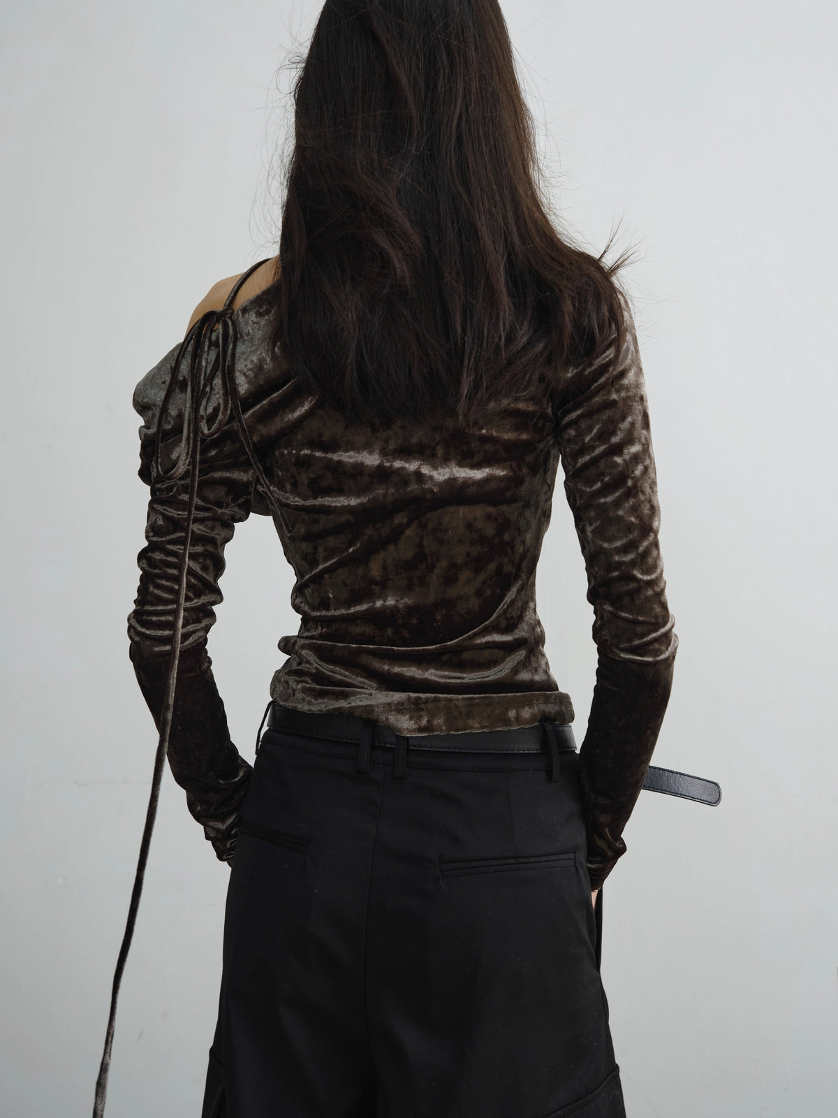 Blusa de terciopelo brillante con hombros descubiertos y manga larga