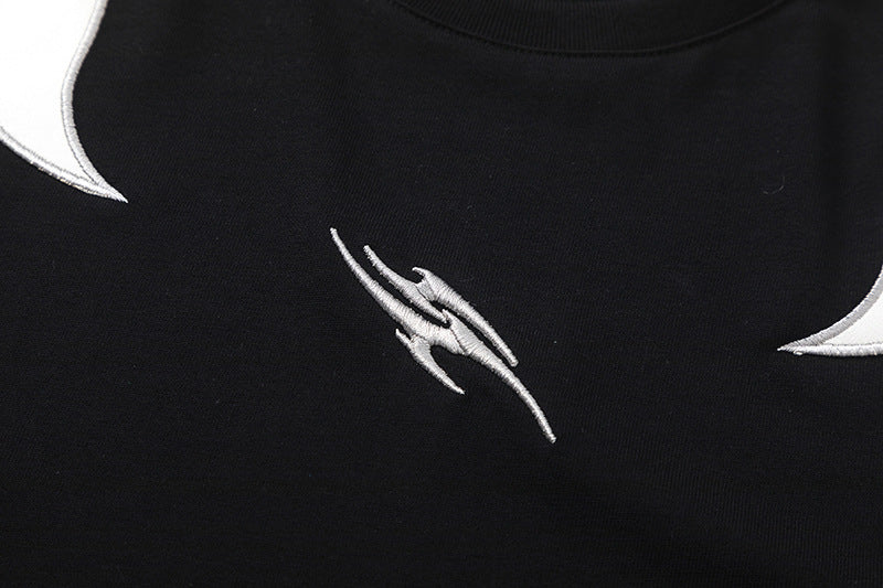 Camiseta suelta con llama blanca bordada