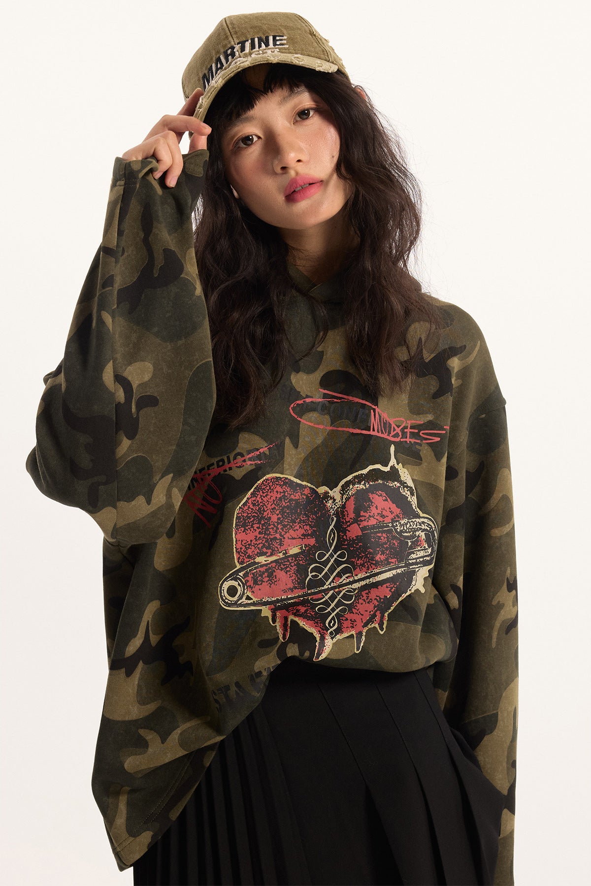 Sudadera con capucha de camuflaje con corazón perforado