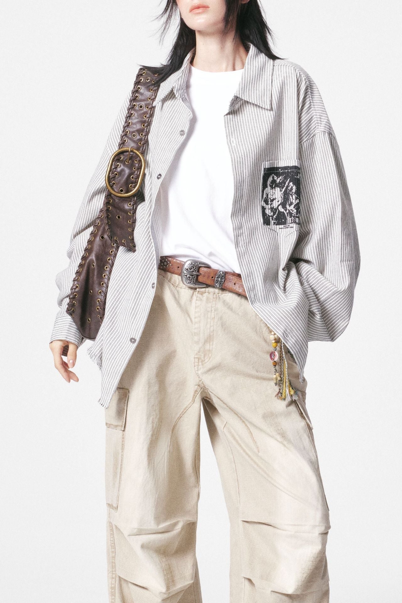 Camicia a maniche lunghe sfilacciata con stampa grafica a righe